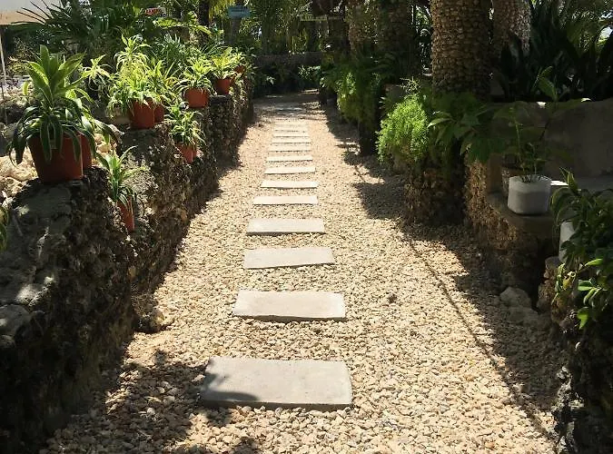 Backpackers Hideaway By The Beach *
