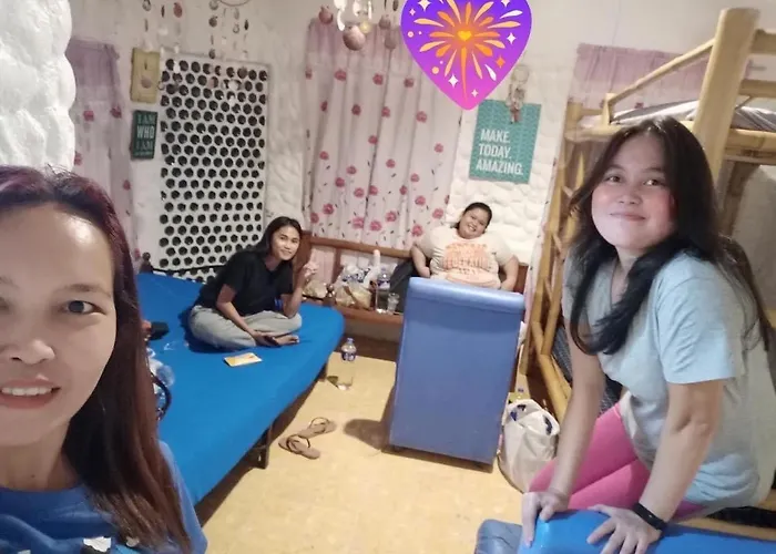 Backpackers Hideaway By The Beach Resort *