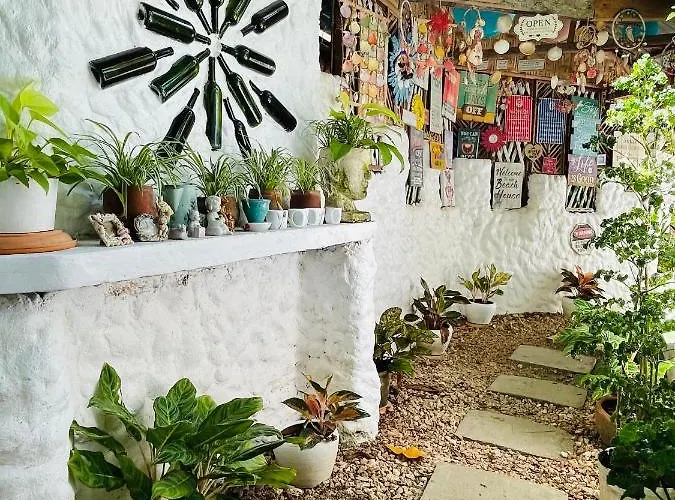 Backpackers Hideaway By The Beach Resort *